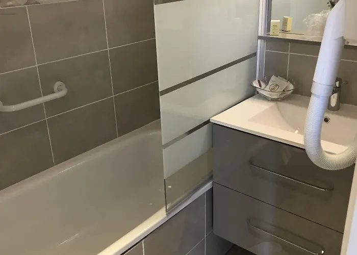 Les Iris 2* レ・ザンドリ